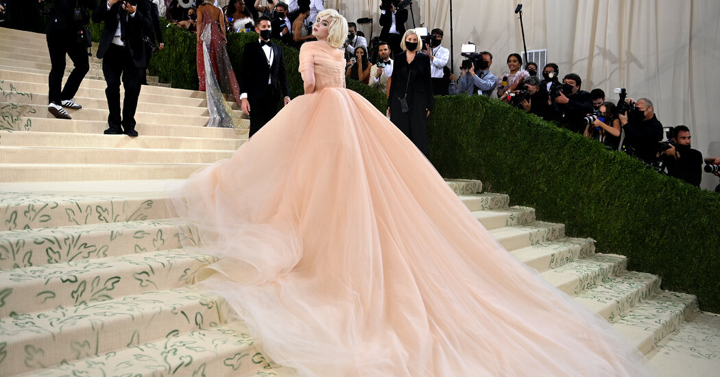 Billie Eilish Wears Oscar de la Renta at the Met Gala