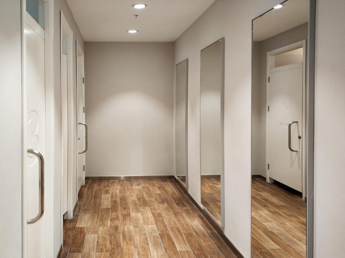 Here Is What Amazon’s High-Tech Dressing Rooms Might Look Like