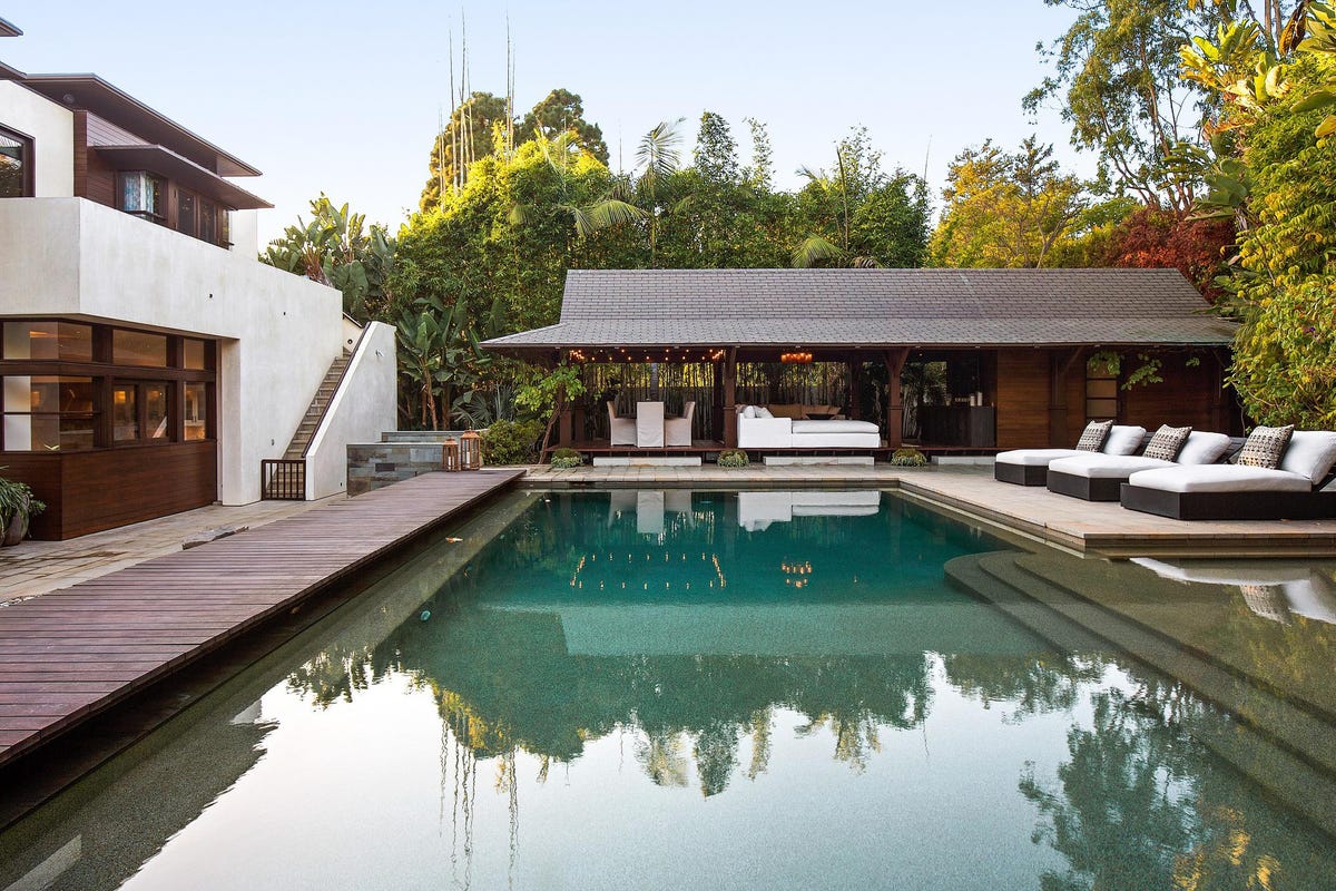 Matt Damon Sells His Los Angeles Home After  Million Price Cut