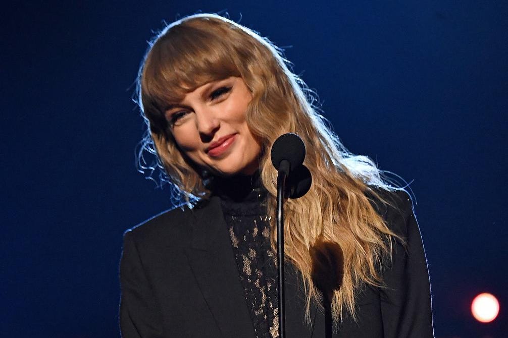 Taylor Swift Earns Her Milestone Tenth No. 1 Album With ‘Red (Taylor’s Version)’